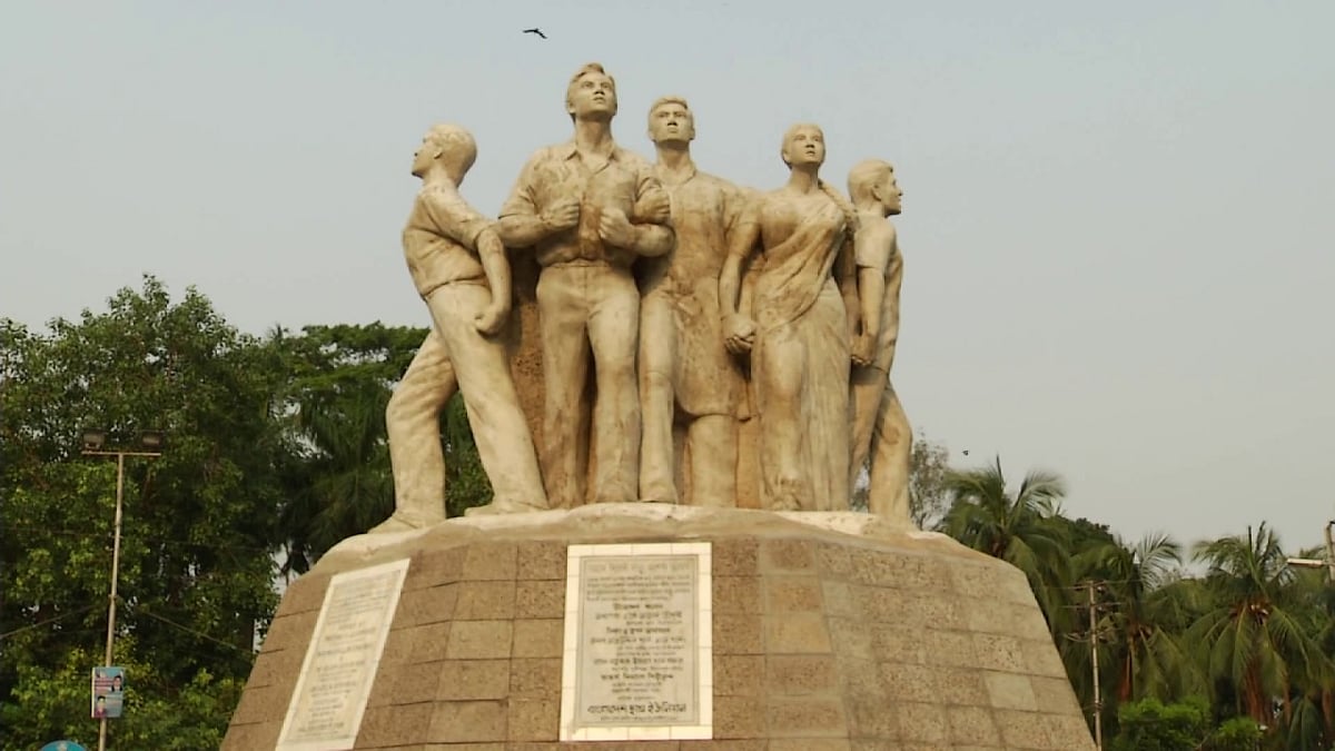 ঢাকা বিশ্ববিদ্যালয়ের টিএসসির সামনে ‘রাজু ভাস্কর্য’।