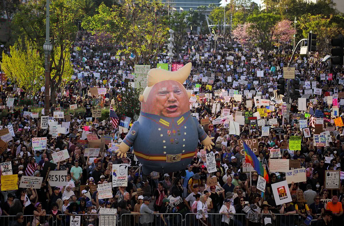 যুক্তরাষ্ট্রের প্রেসিডেন্ট ডোনাল্ড ট্রাম্প ও তাঁর উপদেষ্টা ইলন মাস্কের বিরুদ্ধে বিক্ষোভ সমাবেশে অংশ নেন হাজার হাজার মানুষ। বিক্ষোভে প্রতিবাদী স্লোগান লেখা ব্যানার-প্ল্যাকার্ড ছাড়াও ছিল ট্রাম্পের আদলে তৈরি বিশালাকার একটি বেলুন। গত শনিবার ক্যালিফোর্নিয়ার লস অ্যাঞ্জেলেসে।