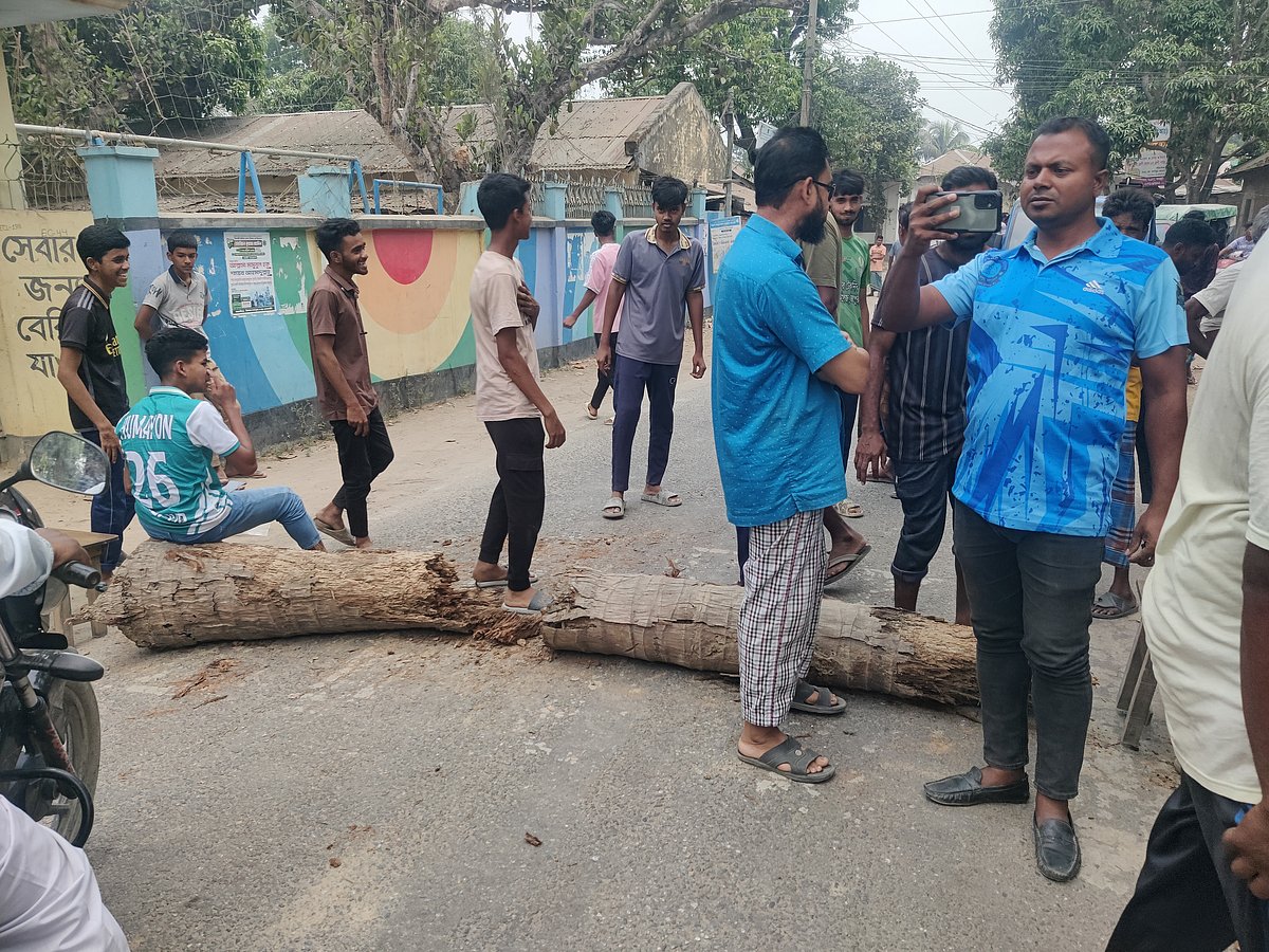 অটোরিকশার ভাড়া বৃদ্ধির প্রতিবাদে গাছের গুঁড়ি ফেলে সড়ক অবরোধ করা হয়েছে। আজ রোববার দুপুরে জয়পুরহাটের আক্কেলপুর পৌরসভার শান্তা সরকারি প্রাথমিক বিদ্যালয়ের সামনে