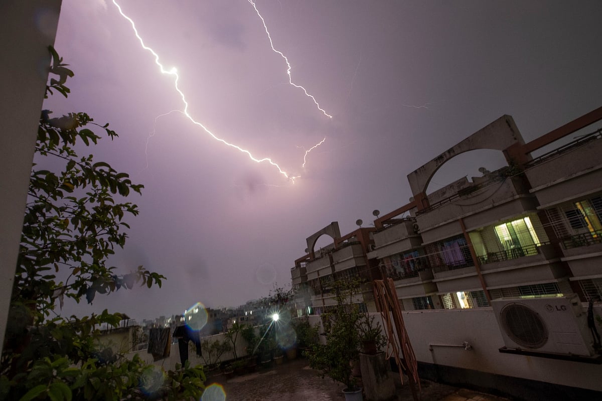রাজধানীতে কালবৈশাখীর সঙ্গে বজ্রপাতও হয়েছে। মোহাম্মদপুর এলাকার দৃশ্য। ঢাকা, ৬ এপ্রিল
