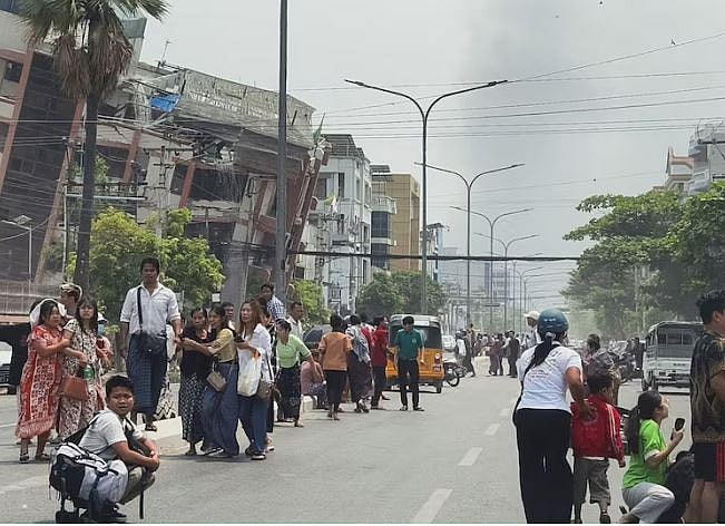 মিয়ানমারের মান্দালয় শহরে ভূমিকম্পে বিধ্বস্ত ভবনের পাশে জমায়েত হন লোকজন