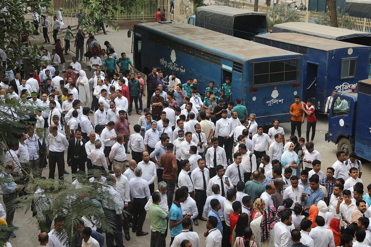আওয়ামী লীগপন্থী ৮৩ জন আইনজীবী আজ ঢাকা আদালতে আত্মসমর্পণ করে জামিন আবেদন করেন। তাঁদের মধ্যে ৬১ জনকে কারাগারে পাঠানোর আদেশ দিয়েছেন আদালত