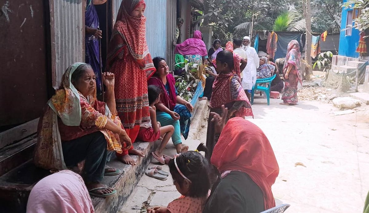 নিহত শাহ আলমের স্বজনদের আহাজারি। রোববার দুপুরে সিরাজদিখান উপজেলার চিত্রকোট ইউনিয়নের খারশুল এলাকায়