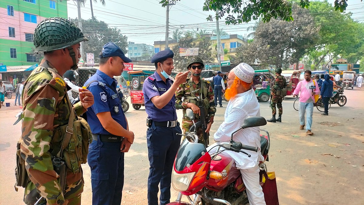 পুলিশ ও সেনাবাহিনীর যৌথ উদ্যোগে গাড়ির কাগজপত্র, চালকের নিবন্ধন ও হেলমেট পরিধানের বিষয়ে চলছে সচেতনতামূলক কার্যক্রম। রোববার দিনাজপুর শহরের মহারাজা মোড় এলাকায়