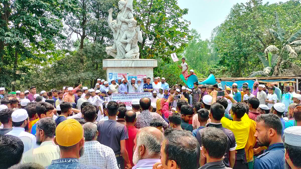 মহানবী হজরত মুহাম্মদ (সা.)–কে নিয়ে কটূক্তির অভিযোগে এক তরুণকে গ্রেপ্তারের দাবিতে সড়ক অবরোধ করে বিক্ষোভ করেন স্থানীয় লোকজন। রোববার দুপুর ১২টার দিকে দিনাজপুর সদর উপজেলার মোহনপুর এলাকায়