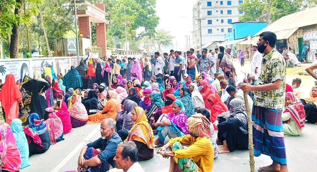 জামালপুরের মাদারগঞ্জে সমিতিতে জমা রাখা আমানতের টাকা ফেরত পেতে থানা গেটের সামনে অবস্থান করেছেন গ্রাহকেরা। আজ রোববার দুপুরে