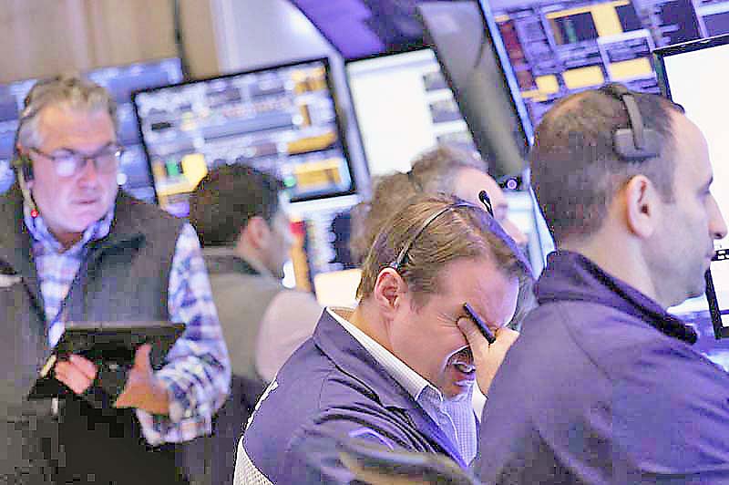 ট্রাম্পের শুল্কাঘাতে শেয়ারবাজারে ধস নামে