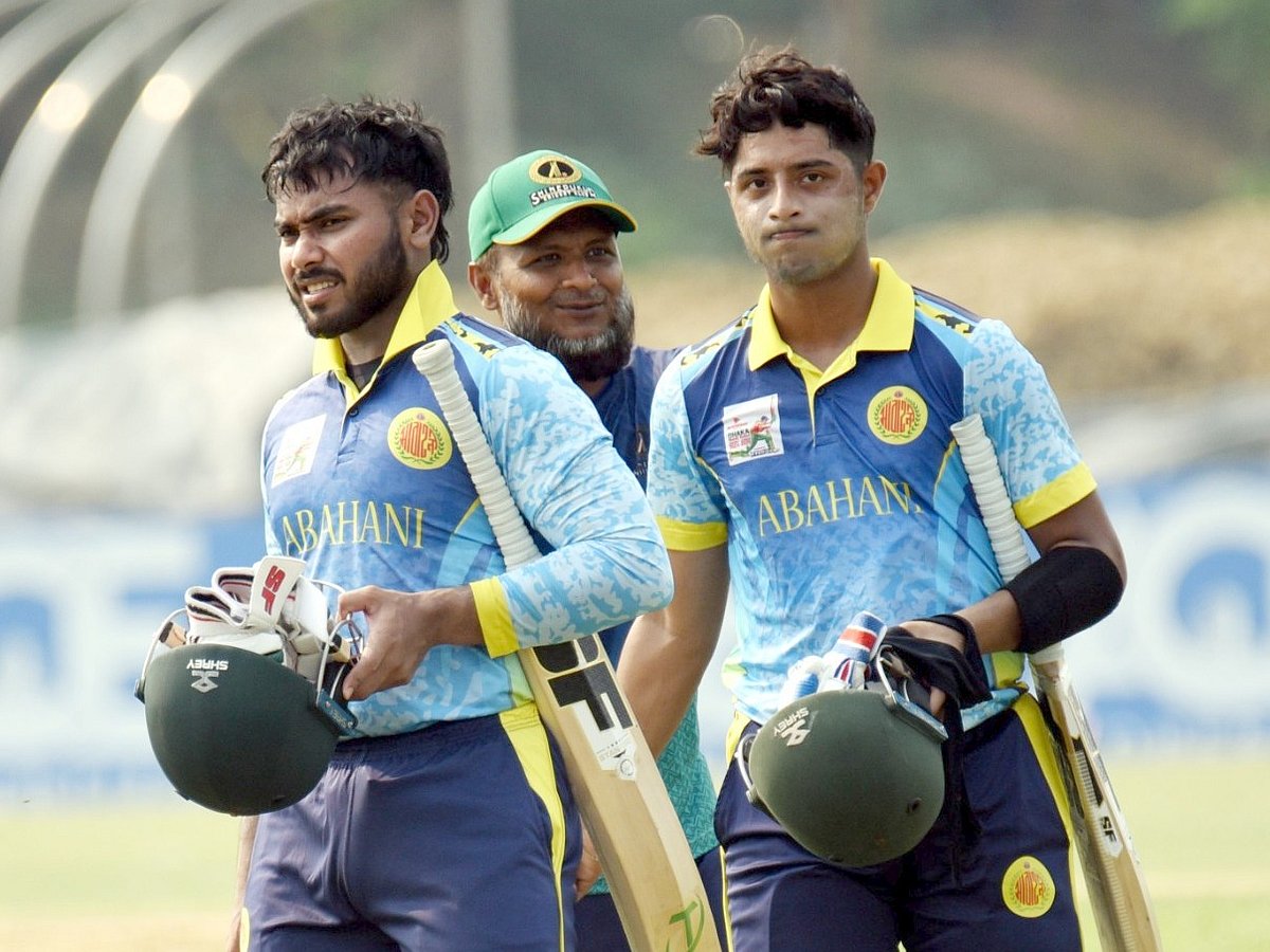 ৬.৪ ওভারেই আবাহনীকে জিতিয়ে মাঠ ছাড়ছেন আবাহনীর দুই ওপেনার পারভেজ হোসেন ও জিশান আলম