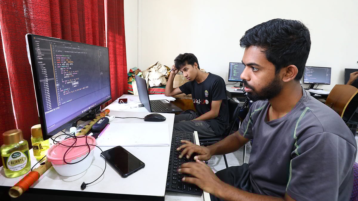 ক্লাসরুমের বাইরে নিজ উদ্যোগেই অনেক শিক্ষার্থী হালনাগাদ প্রযুক্তি সম্পর্কে ধারণা রাখতে চেষ্টা করেন। ছবিটি শাহজালাল বিজ্ঞান ও প্রযুক্তি বিশ্ববিদ্যালয়ে তোলা।