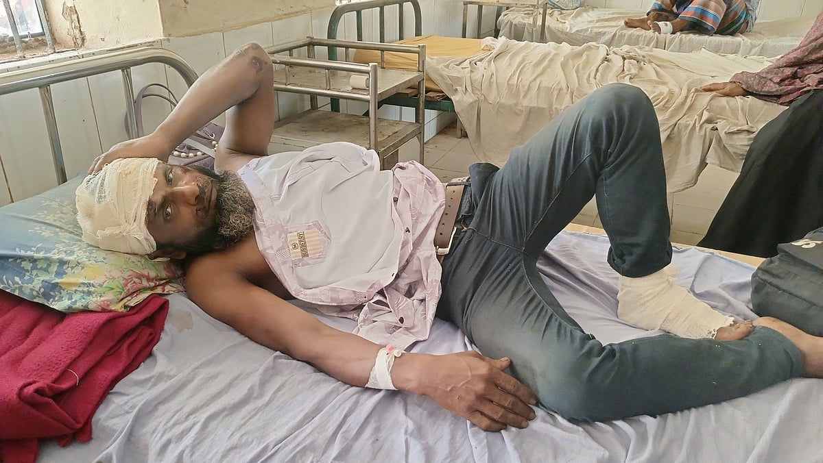 আহত অটোরিকশাচালক আবু হানিফ খানকে টাঙ্গাইলের সখীপুর স্বাস্থ্য কমপ্লেক্সে ভর্তি করা হয়েছে