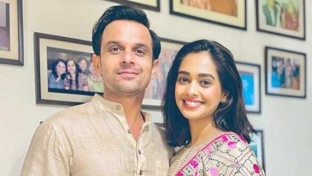 রাভিস দেশাই ও মুগ্ধ ছাপকার। এক্স থেকে