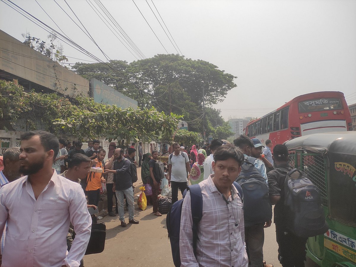 গণপরিবহনের অপেক্ষায় রাজধানীর টেকনিক্যাল মোড়ে যাত্রীরা