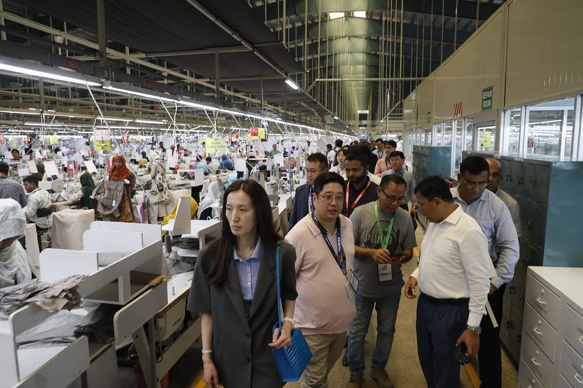 কেইপিজেডে ইয়াংওয়ান করপোরেশনের কারখানা ও কারখানায় তৈরি পণ্য দেখছেন বিনিয়োগ সম্মেলন উপলক্ষে বাংলাদেশে আসা দেশি-বিদেশি বিনিয়োগকারী ও বিভিন্ন প্রতিষ্ঠানের প্রতিনিধিরা। আজ সোমবার চট্টগ্রামের আনোয়ারায় কেইপিজেডে।