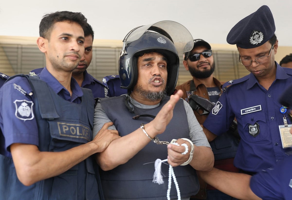 মিয়ানমারের রোহিঙ্গাদের সশস্ত্র সংগঠন আরসার প্রধান আতাউল্লাহকে বান্দরবান কারাগারে নিয়ে যাওয়া হচ্ছে। আজ দুপুর সাড়ে ১২ টায় তোলা