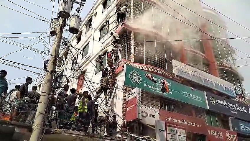 বাগেরহাটের চিতলমারী বাজারে আজ সোমবার একটি পাঁচতলা বাণিজ্যিক ভবনে আগুন লাগে। পরে উদ্ধারকাজ অংশ নেন ফায়ার সার্ভিস, পুলিশ ও সেনা সদস্যরা