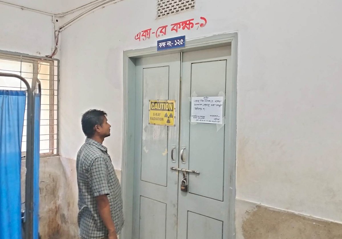 এক্স–রে কক্সের দরজায় তালা লাগানো। সাঁটানো হয়েছে সেবা বন্ধ রাখার নোটিশ। সম্প্রতি লক্ষ্মীপুর সদর হাসপাতালে