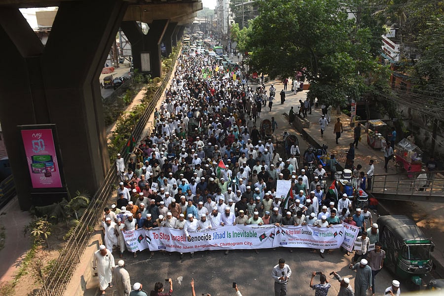 গাজায় গণহত্যার প্রতিবাদে চট্টগ্রাম নগরে হেফজতে ইসলাম বাংলাদেশের বিক্ষোভ মিছিল। আজ দুপুরে