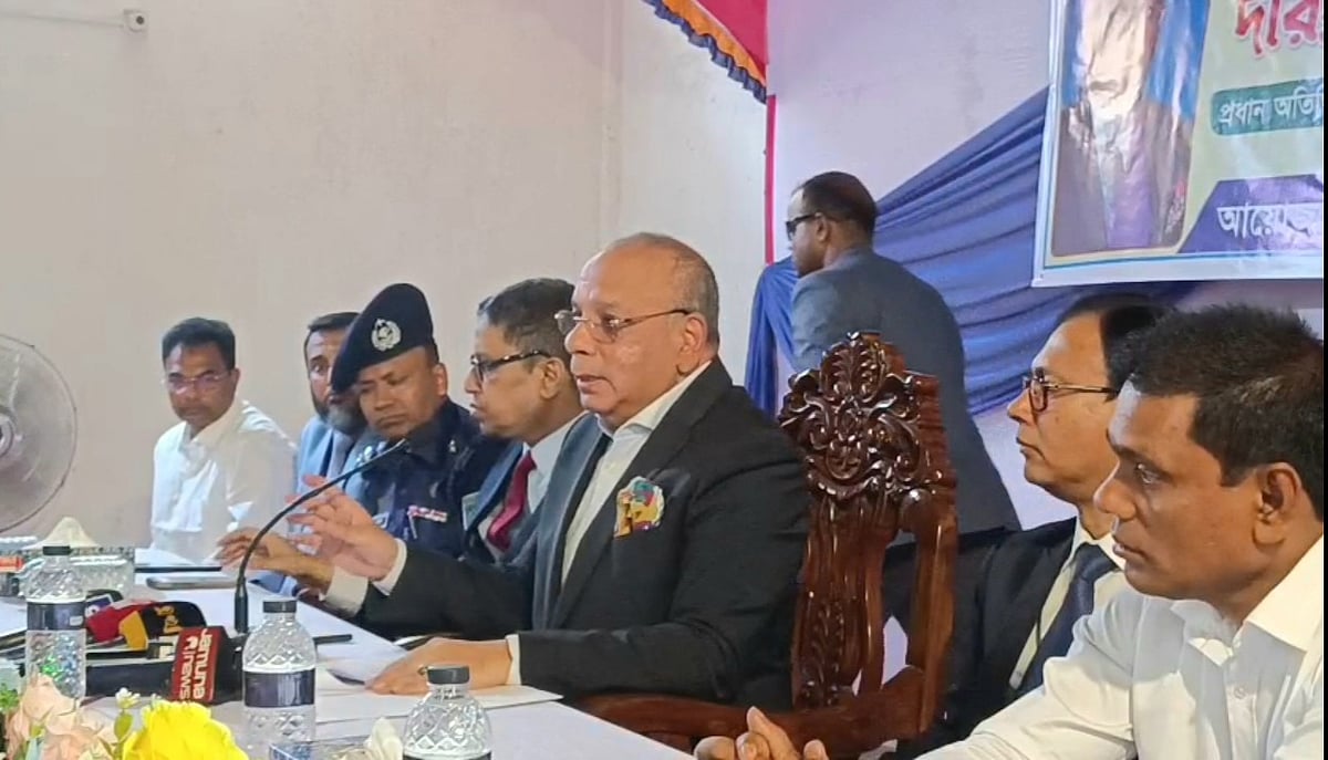 দিনাজপুরের হাকিমপুর মহিলা ডিগ্রি কলেজে দরিদ্র ও মেধাবীদের বৃত্তি প্রদান অনুষ্ঠানে প্রধান অতিথির বক্তব্য দেন প্রধান বিচারপতি সৈয়দ রেফাত আহমেদ