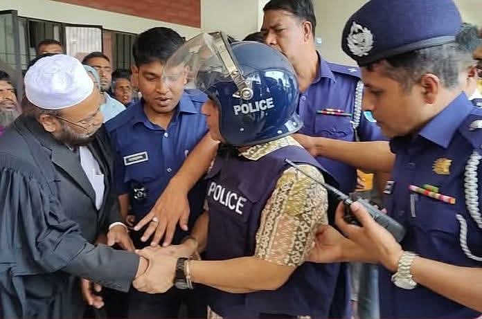 সাবেক সংসদ সদস্য কাজী কেরামত আলীর সঙ্গে জেলা জামায়াতের আমির নুরুল ইসলামের করমর্দন। আজ সোমবার রাজবাড়ী আদালত চত্বরে