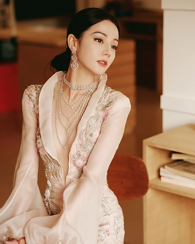 Qozoq ayollarining tukli mushuklari Qaynonangni siking