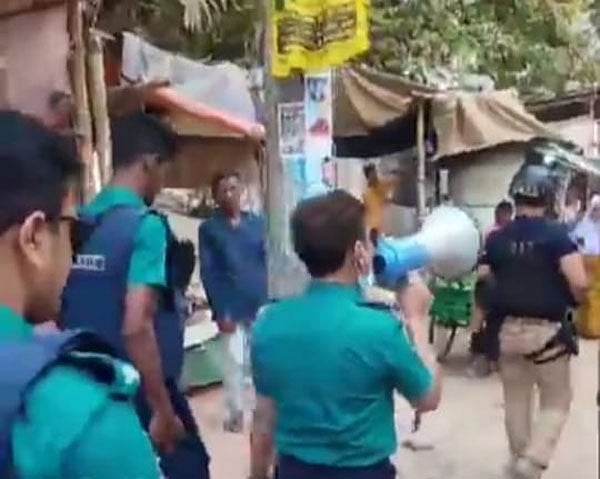 চট্টগ্রাম নগরের অক্সিজেন এলাকায় পুলিশের মাইকিং