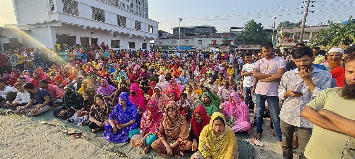 বকেয়া বেতন, ঈদ বোনাসসহ যাবতীয় বকেয়া পাওনা পরিশোধের দাবিতে টিএনজেড গ্রুপের তিনটি কারখানার শ্রমিক–কর্মচারীদের সমাবেশ। সোমবার বিকেলে গাজীপুরের মোগরখাল এলাকায় টিএনজেড কারখানা সংলগ্ন বালুর মাঠে
