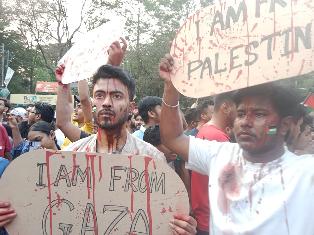 গাজায় ইসরায়েলের গণহত্যার প্রতিবাদে ঢাকা বিশ্ববিদ্যালয়ের চারুকলার শিক্ষার্থীদের ব্যতিক্রমী উপস্থাপনা। আজ সোমবার টিএসসির রাজু ভাস্কর্যে