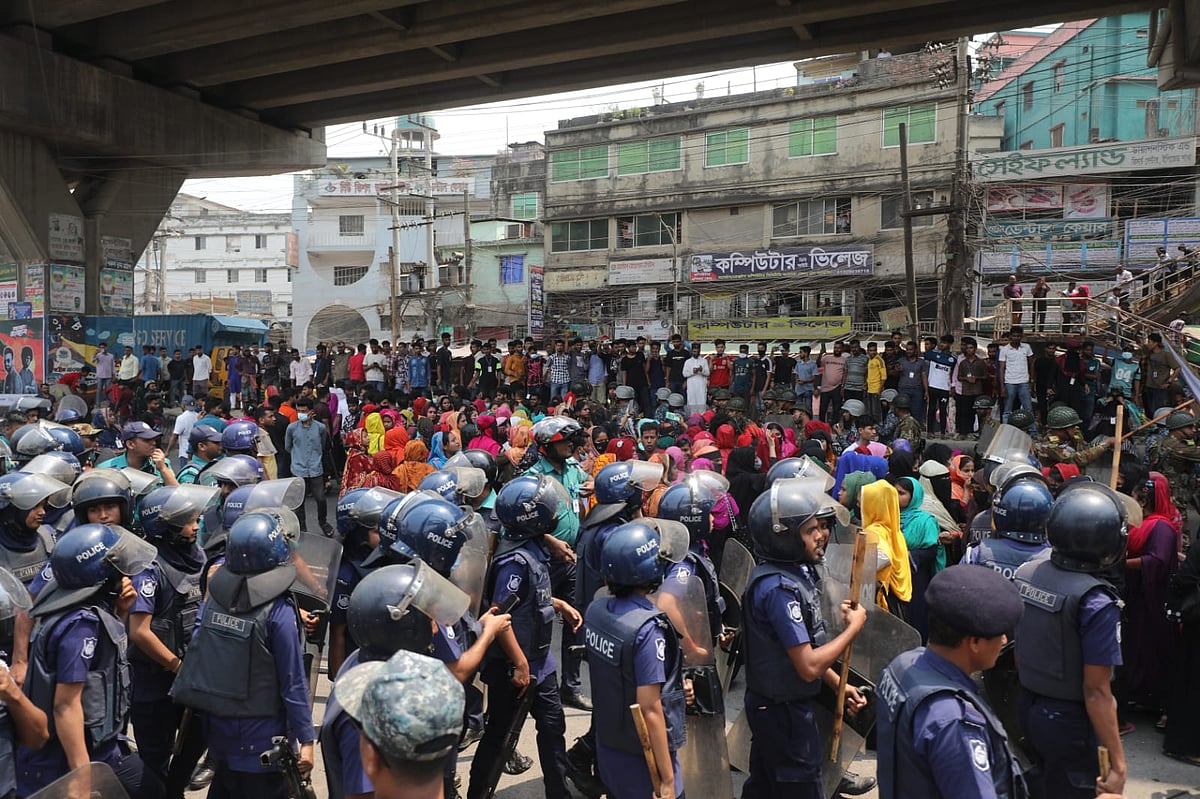 কর্মী ছাঁটাইয়ের প্রতিবাদে শ্রমিকদের সড়ক অবরোধ। আজ বেলা ১১টার দিকে নগরের সিইপিজেড এলাকায়