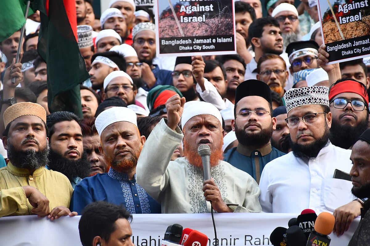 গাজায় ইসরায়েলের গণহত্যার প্রতিবাদে বিক্ষোভ সমাবেশে বক্তব্য দেন জামায়াতে ইসলামী ঢাকা মহানগর দক্ষিণের আমির নুরুল ইসলাম