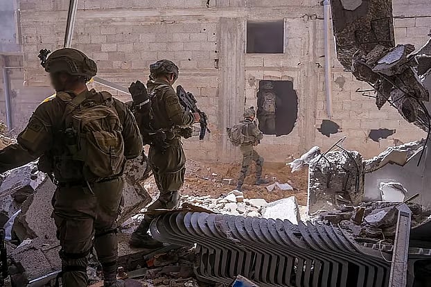 গাজায় বিধ্বস্ত একটি বাড়িতে অভিযান চালাচ্ছে ইসরায়েলি বাহিনী। জুলাই ২০২৪