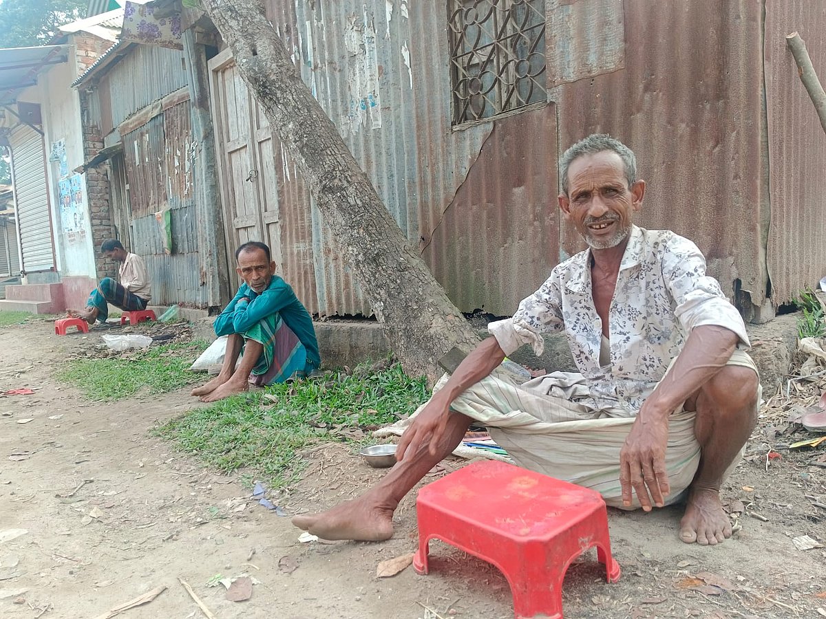 ময়মনসিংহের ঈশ্বরগঞ্জ উপজেলার ঘাগড়া গোপালপুর গ্রামের বাজারে সড়কের পাশে নরসুন্দরের কাজ করেন তিন ভাই