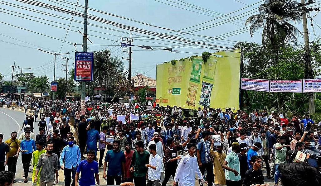 কক্সবাজার শহরের কলাতলী সৈকত সড়কে বিক্ষোভ মিছিল। আজ দুপুরে