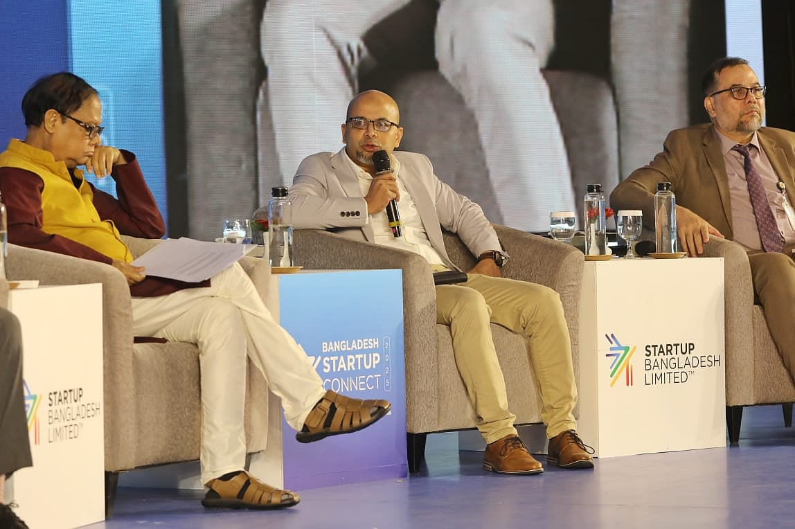 স্টার্টআপ কানেক্ট অনুষ্ঠানে বক্তাদের একাংশ। আজ রাজধানীর এক হোটেলে এই অনুষ্ঠান হয়
