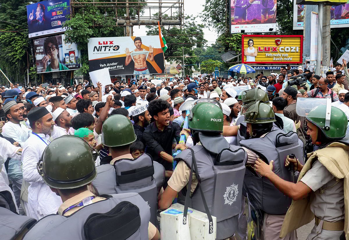 পশ্চিমবঙ্গের কলকাতায় গত শুক্রবার ওয়াক্ফ (সংশোধনী) আইনের বিরুদ্ধে মুসলিম সম্প্রদায়ের বিক্ষোভে পুলিশের বাধা