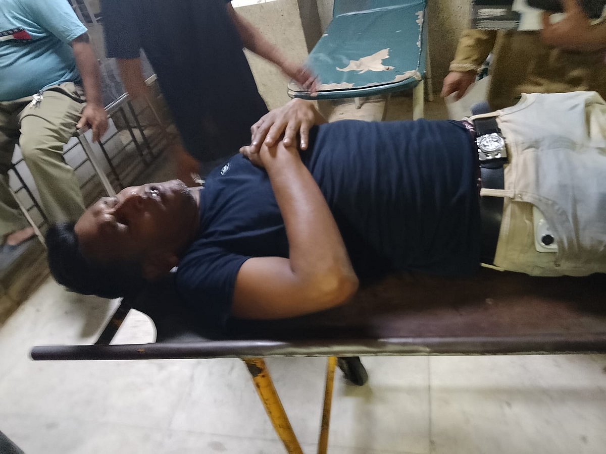 আহত সাবেক বিডিআরের সদস্যদের ঢাকা মেডিকেলের জরুরি বিভাগে চিকিৎসা দেওয়া হয়