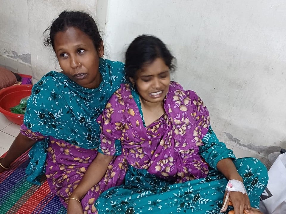 যন্ত্রণায় কাতর আসমানিকে (ডানে) সান্ত্বনা দেওয়ার চেষ্টা করছিলেন তাঁর মা মালেকা বিবি। গতকাল রাতে রাজশাহী মেডিকেল কলেজ হাসপাতালে