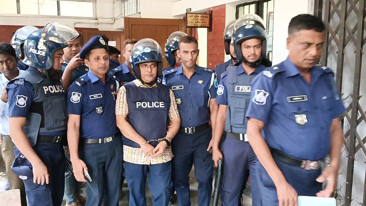 সাবেক এমপি কাজী কেরামত আলীকে রাজবাড়ীর আদালতে আনা হয়েছে। আজ সোমবার সকালে