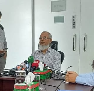 নির্বাচন কমিশনার মো. আনোয়ারুল ইসলাম সরকার। আজ সোমবার দুপুরে রাজধানীর আগারগাঁওয়ে নির্বাচন ভবনে