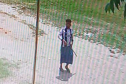 হাতে এসএস পাইপ নিয়ে বিদ্যালয়ের মাঠে সাঈদ সারোয়ার। আজ বেলা একটার দিকে