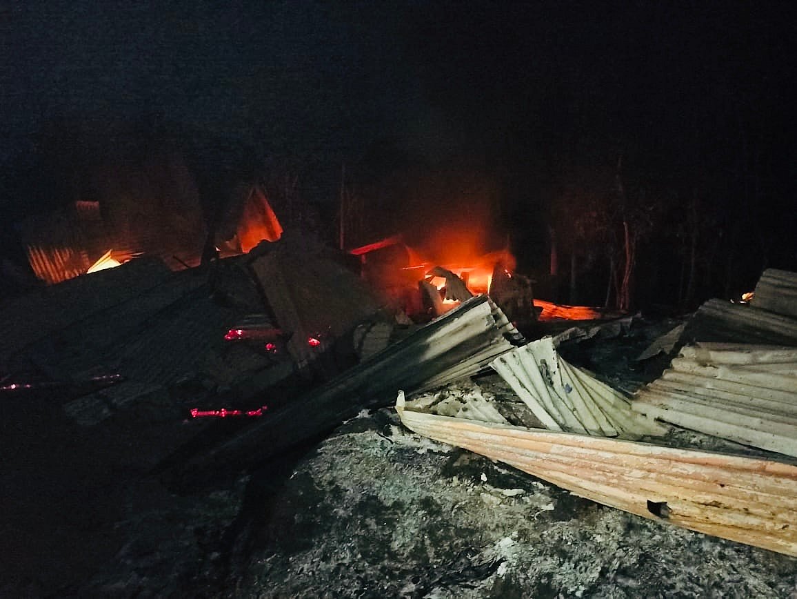 মাদারীপুর সদর উপজেলায় হামলায় আহত ঝাউদি ইউপির এক সদস্যের মৃত্যুর জেরে প্রতিপক্ষের কয়েকটি বাড়িতে ভাঙচুর ও লুটপাট চালানো হয়। এ সময় দুটি বসতঘরসহ তিনটি ঘরে আগুন ধরিয়ে দেওয়া হয়। গতকাল রাতে ব্রাহ্মনদী এলাকায়