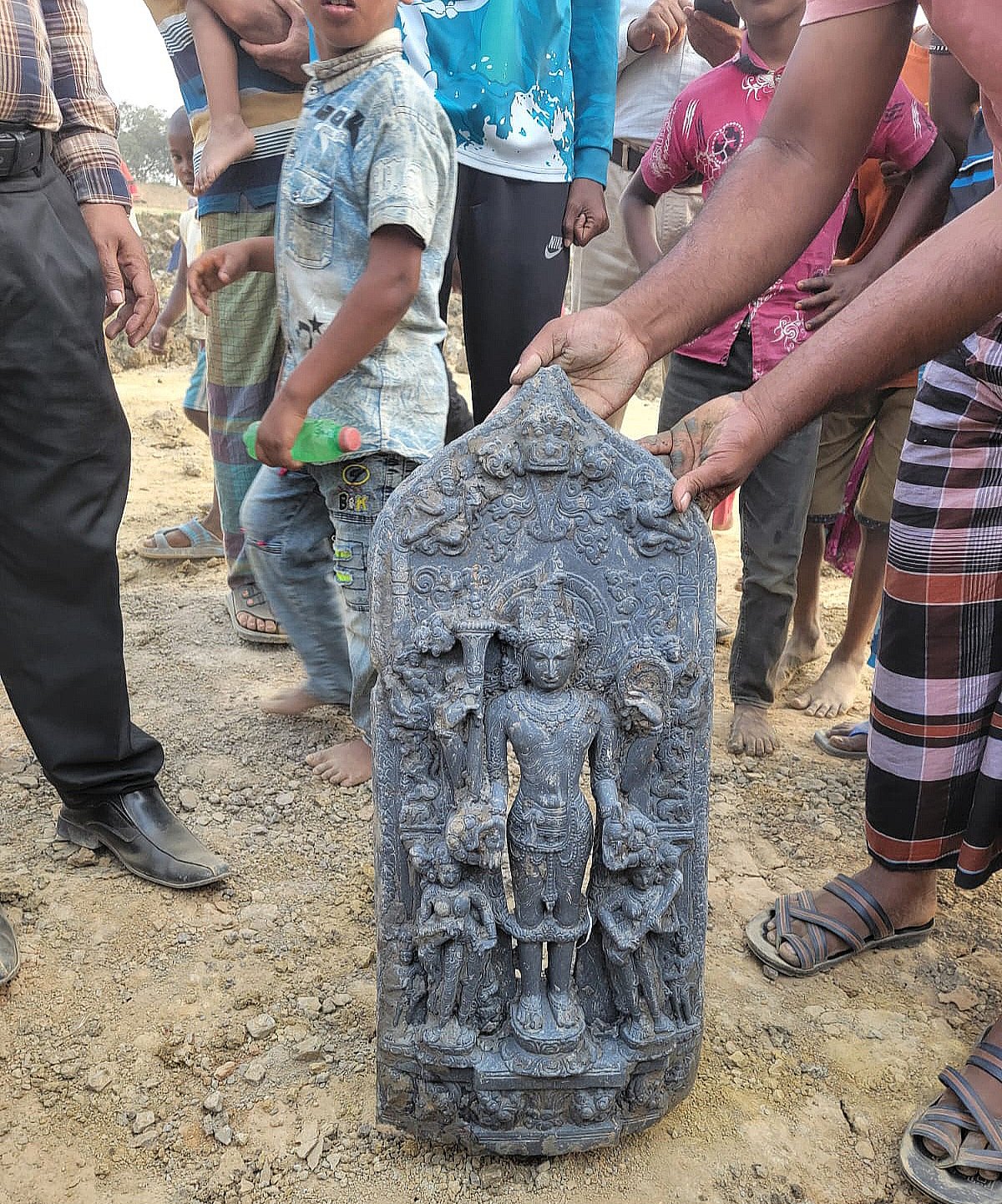 নবাবগঞ্জে পুকুর খননের সময় পাওয়া গেছে ২৭ কেজি ওজনের একটি বিষ্ণুমূর্তি। গতকাল সোমবার