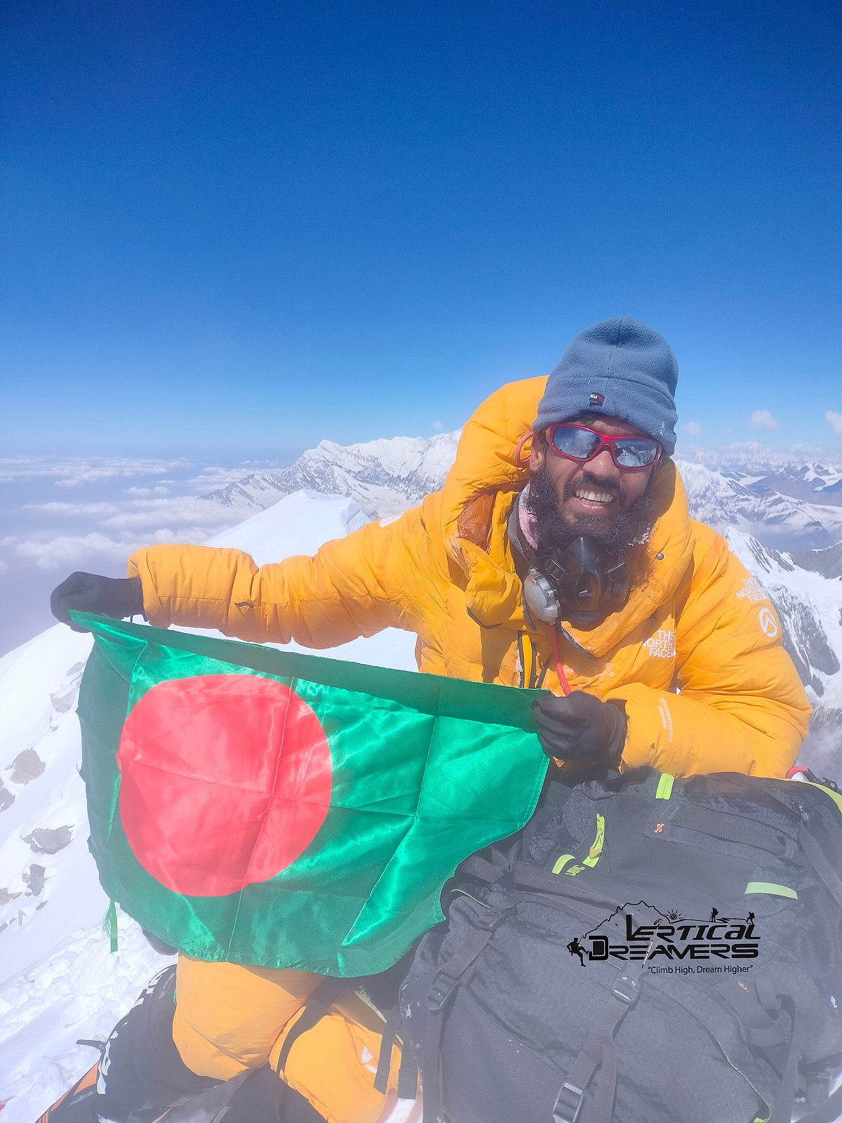 বাংলাদেশের পতাকা হাতে অন্নপূর্ণা–১ শৃঙ্গে বাবর আলী, ৭ এপ্রিল ২০২৫