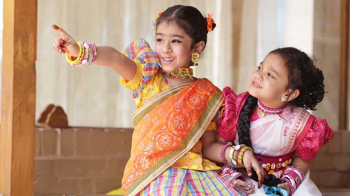 পয়লা বৈশাখে মূলত দেশীয় ধাঁচের পোশাকই পরা হয়