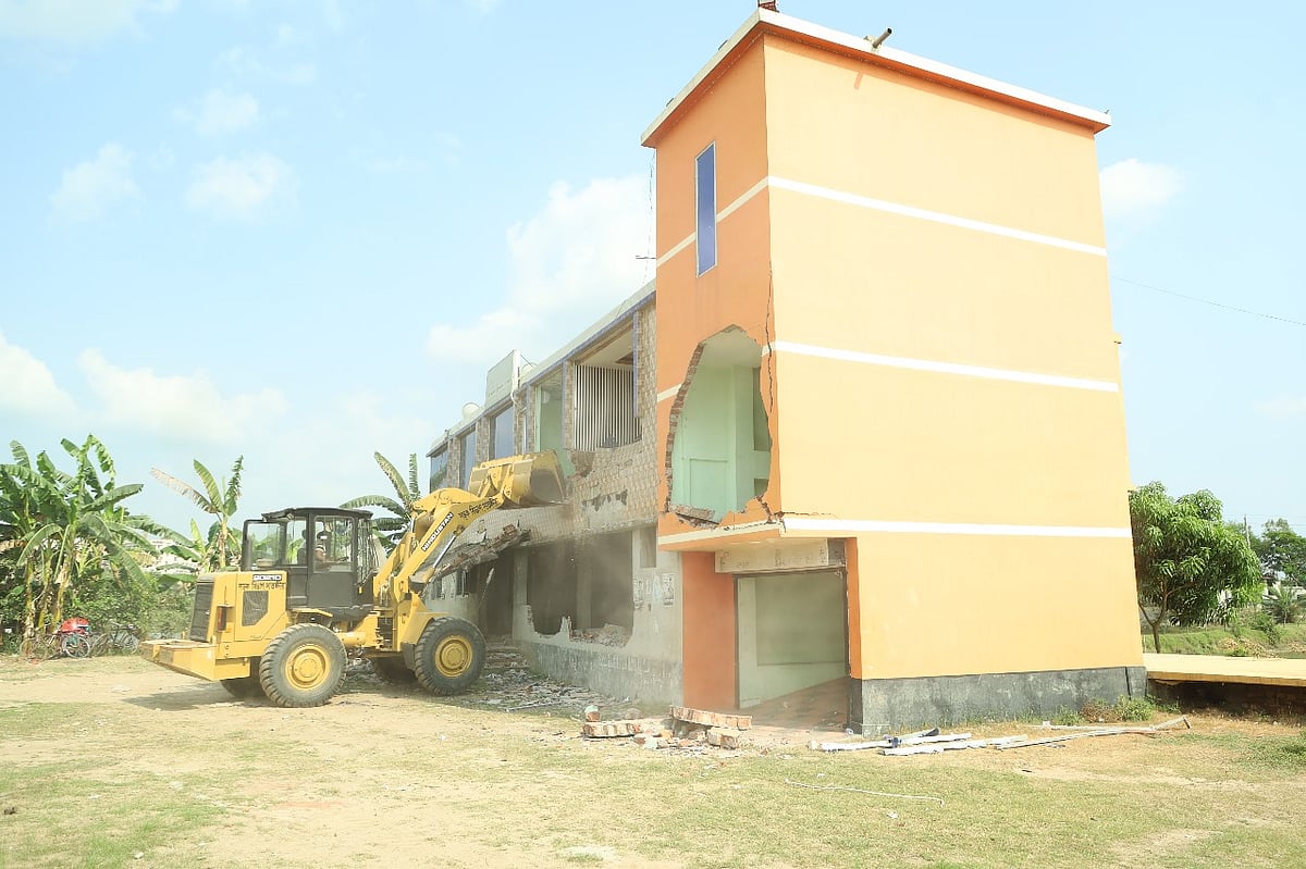 সাতক্ষীরার আলীপুরে সওজ ও পাউবোর জমি দখল করে গড়ে তোলা অবৈধ স্থাপনা উচ্ছেদ করে জেলা প্রশাসন। মঙ্গলবার দুপুরে