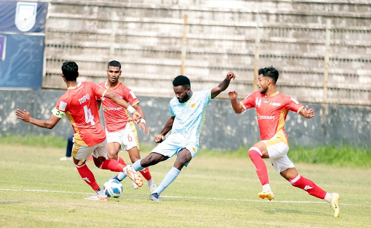বসুন্ধরা কিংস–আবাহনী ম্যাচের একটি মুহূর্ত। আজ কুমিল্লার শহীদ ধীরেন্দ্রনাথ দত্ত স্টেডিয়ামে