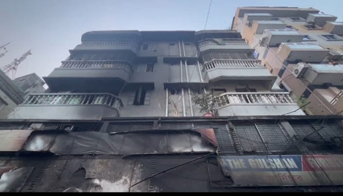 পুরান ঢাকার নাজিমুদ্দিন রোডে এই ভবনে আগুন লাগে। ৭ এপ্রিল