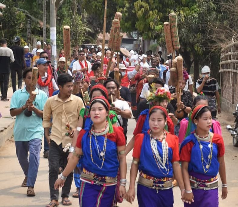 ঐতিহ্যবাহী পোশাকে পাহাড়ি জনগোষ্ঠীর শোভাযাত্রা। আজ সকালে খাগড়াছড়ির চেঙ্গী স্কয়ারে