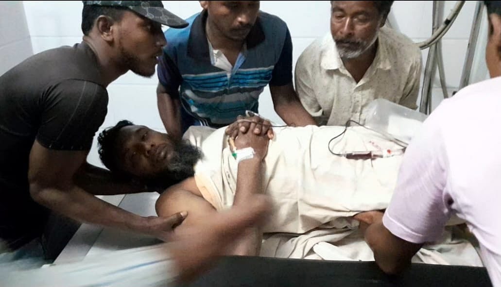 দুর্ঘটনায় আহত দুলাল প্রামাণিককে বগুড়া মেডিকেল কলেজ হাসপাতালে ভর্তি করা হয়েছে