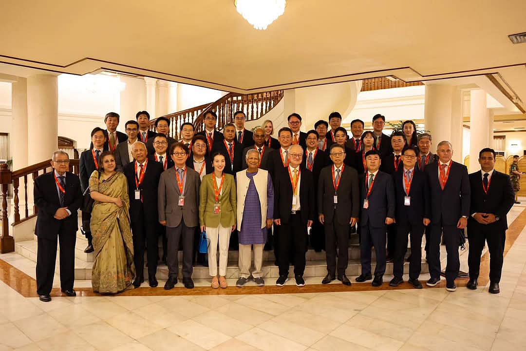 বিশ্বখ্যাত কোরিয়ান কোম্পানি ইয়াংওয়ান করপোরেশনের চেয়ারম্যান কিহাক সাংয়ের নেতৃত্বে কোরিয়ান বিনিয়োগকারীদের একটি দল প্রধান উপদেষ্টা অধ্যাপক মুহাম্মদ ইউনূসের সঙ্গে বৈঠক করে। আজ সকালে রাষ্ট্রীয় অতিথি ভবন যমুনায়