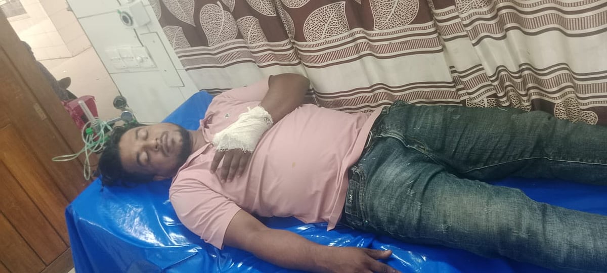 নোয়াখালীর বেগমগঞ্জের চৌমুহানীতে ছাত্রদলের দুই পক্ষের মধ্যে পাল্টাপাল্টি হামরার ঘটনায় আহত একজন। আজ দুপুরে শহরের একটি বেসরকারি হাসপাতালে
